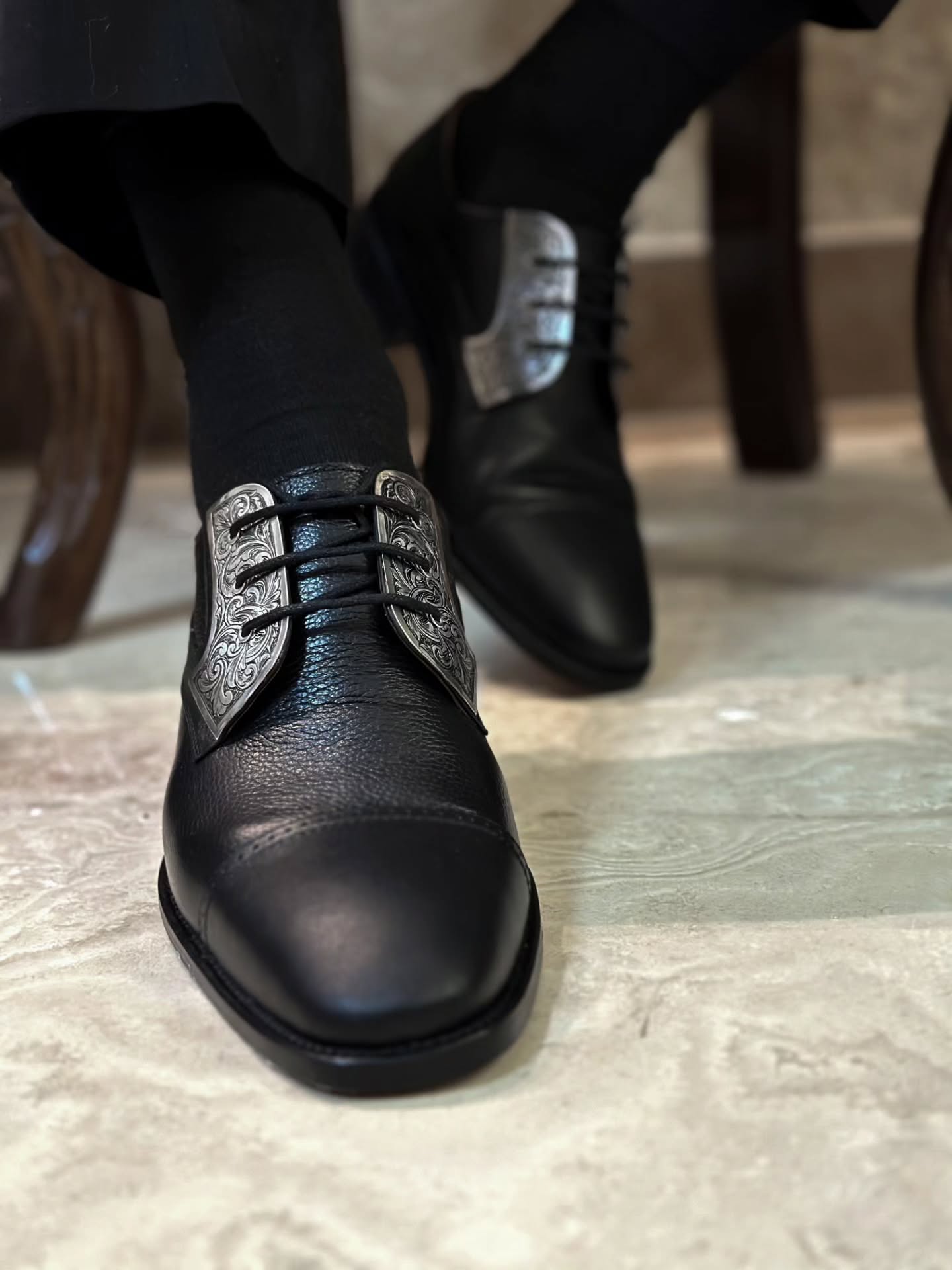 Men Engraved Metal Buckle Oxford Shoes