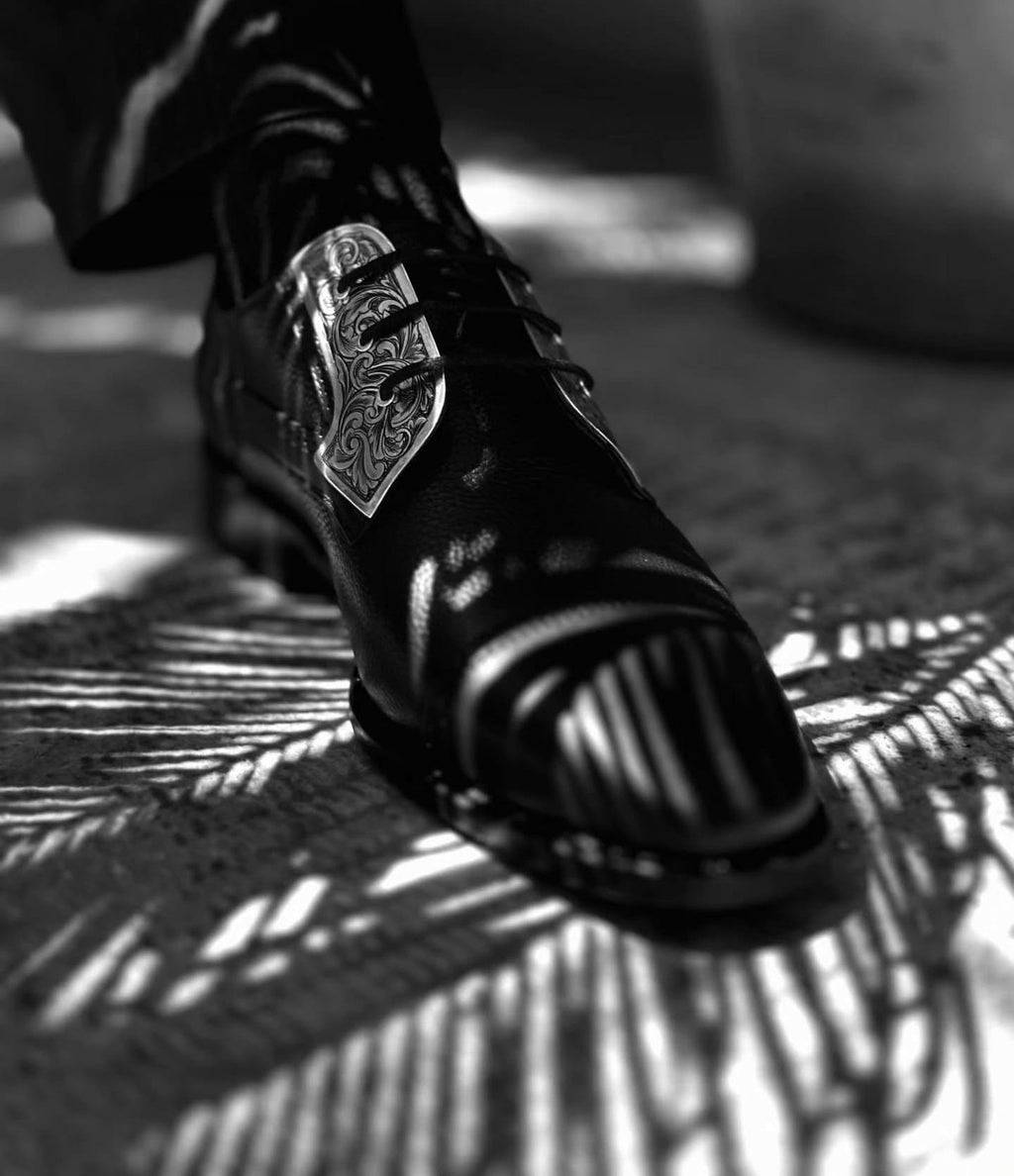 Men Engraved Metal Buckle Oxford Shoes