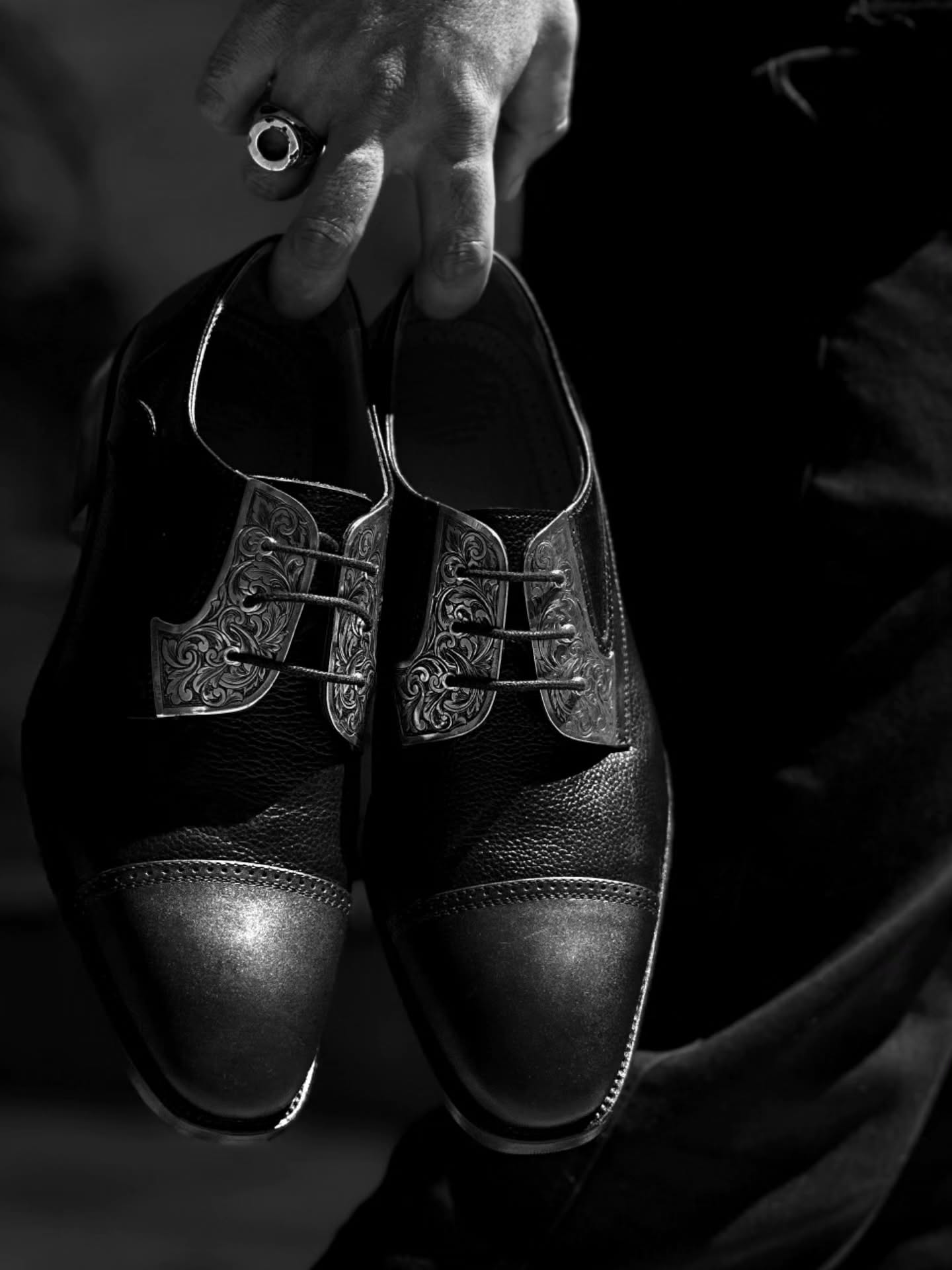 Men Engraved Metal Buckle Oxford Shoes