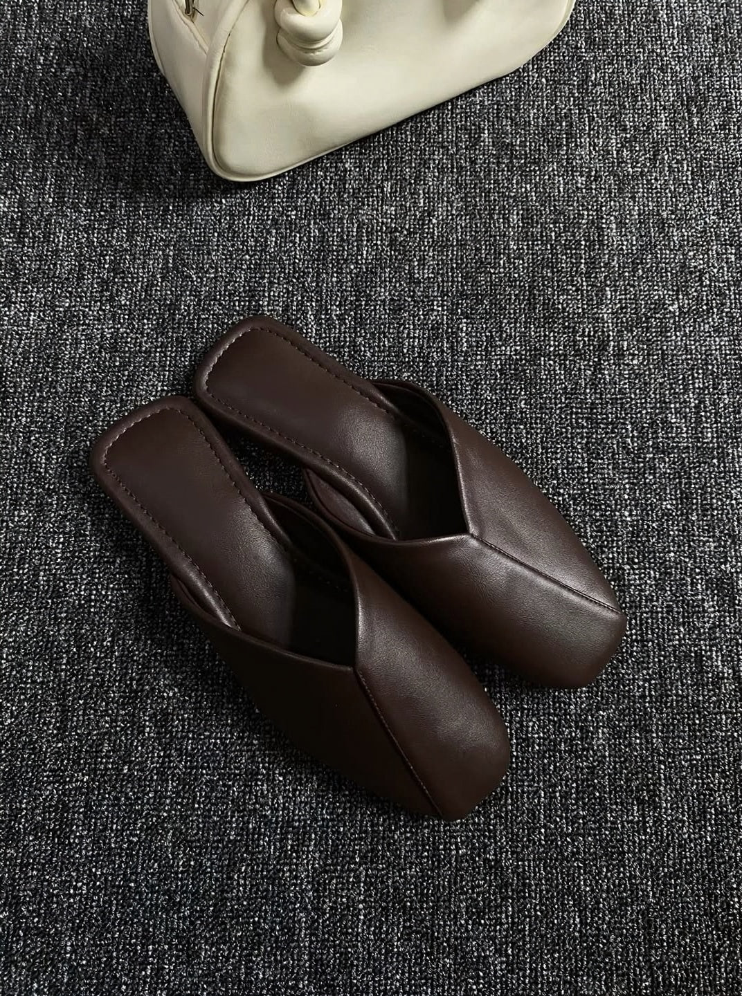 Old Money V-Cut Square Toe Leather Mules
