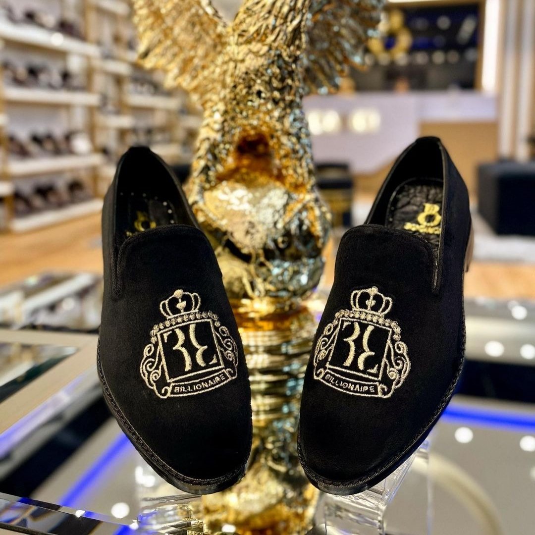 Embroidered suede men's shoes